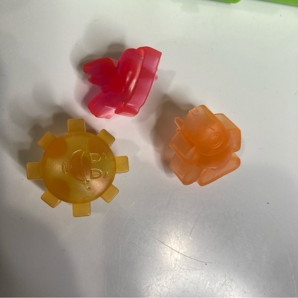 Box of light bright pegs - Picture 3 of 5